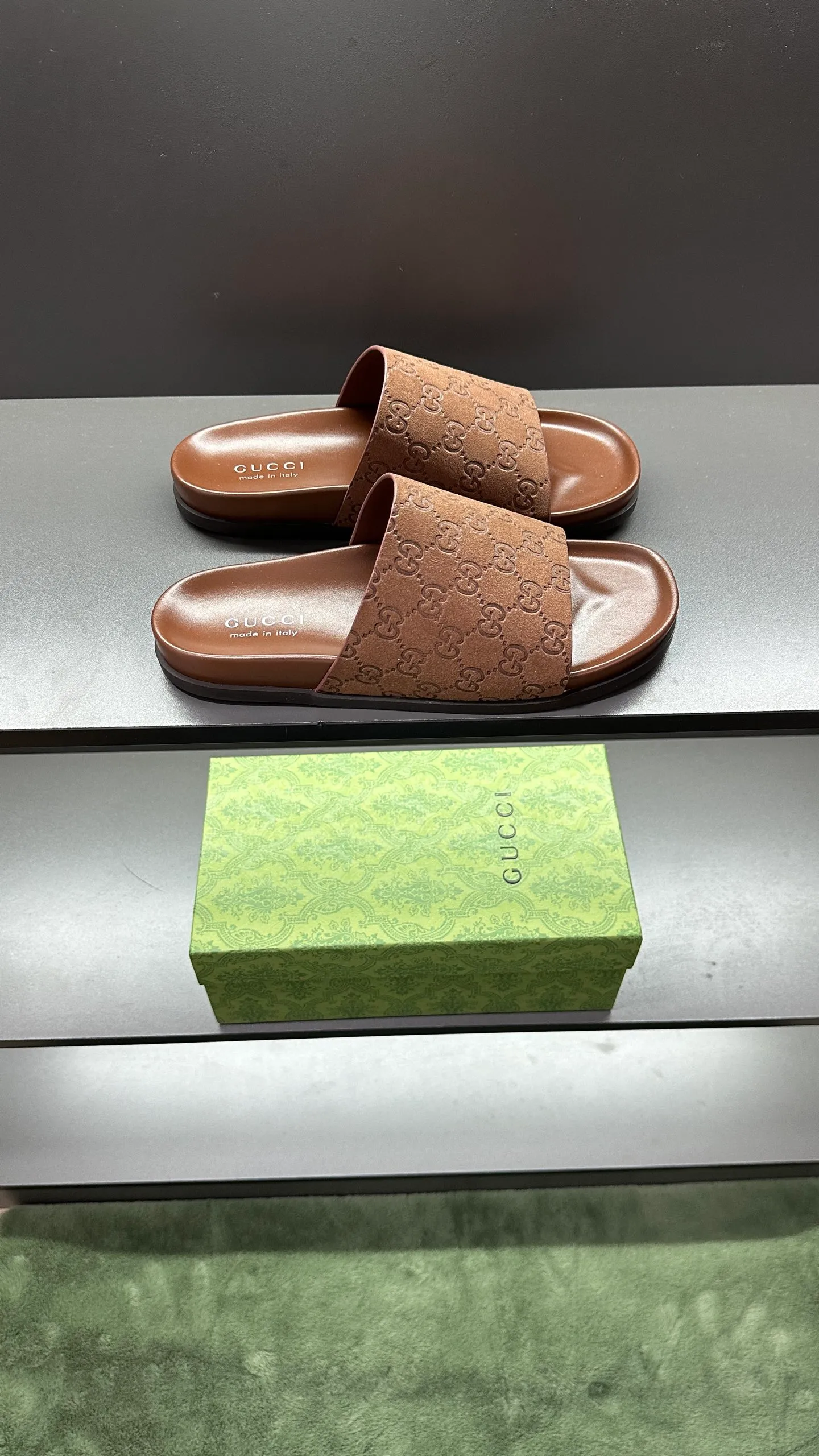 [G Home New Style] P: 300💰Men's size 39~45, (46. Customized) This slipper is made of GG polyester fiber and is decorated with a Gucci label on the front, which adds a striking logo feel to the style. "Gucci Made in Italy" stamped label Rubber sole Flat Made in Italy